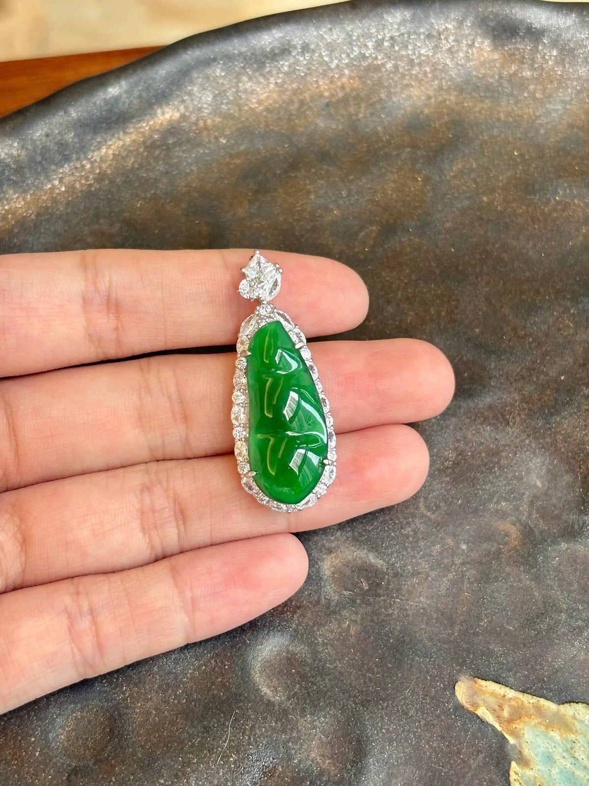 Exceptional Blessings for Four Seasons-Bright Green Jade Pea Pendant (S925 Silver)