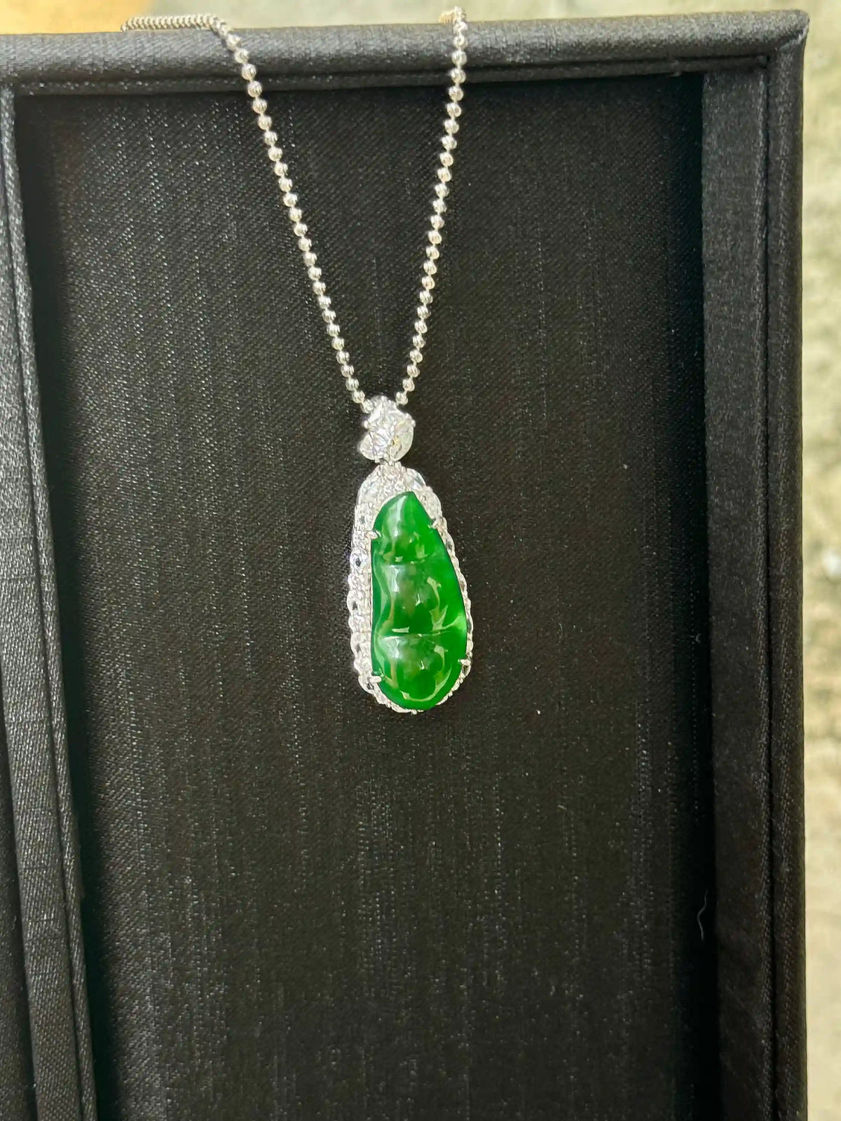 Exceptional Blessings for Four Seasons-Bright Green Jade Pea Pendant (S925 Silver)