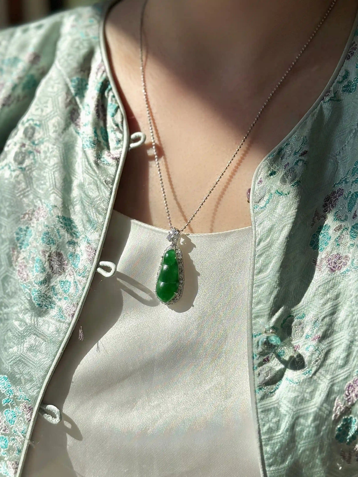 Exceptional Blessings for Four Seasons-Bright Green Jade Pea Pendant (S925 Silver)
