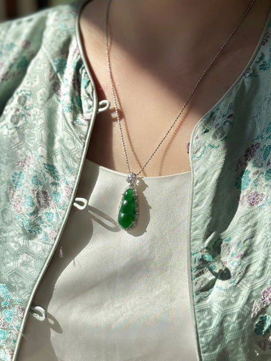 Exceptional Blessings for Four Seasons-Bright Green Jade Pea Pendant (S925 Silver)